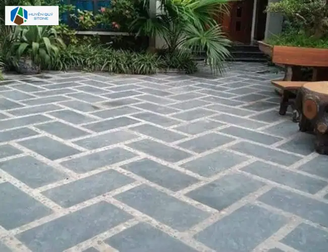 Đá đen lát sân vườn nhà ở