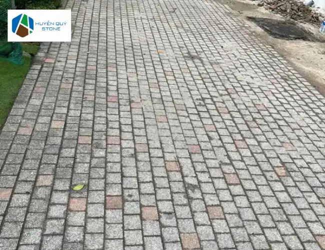 Cận mặt đá Granite trắng băm