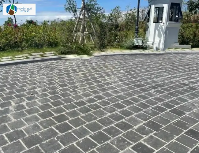 Đá đen bazan lát lối đi khu nghỉ dưỡng