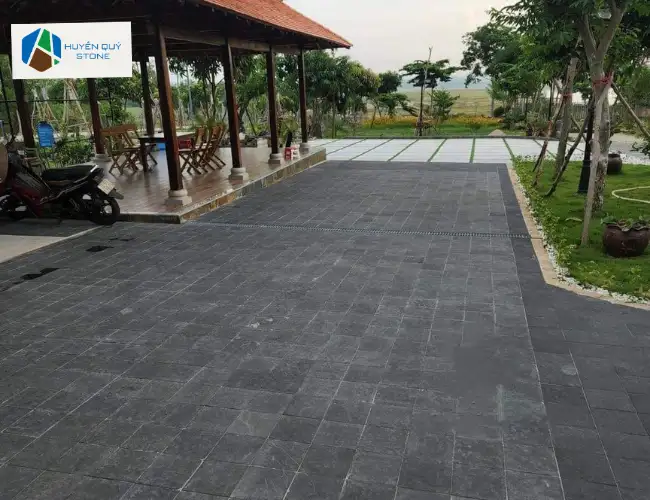 Đá bazan khò lửa lát sân chống trơn