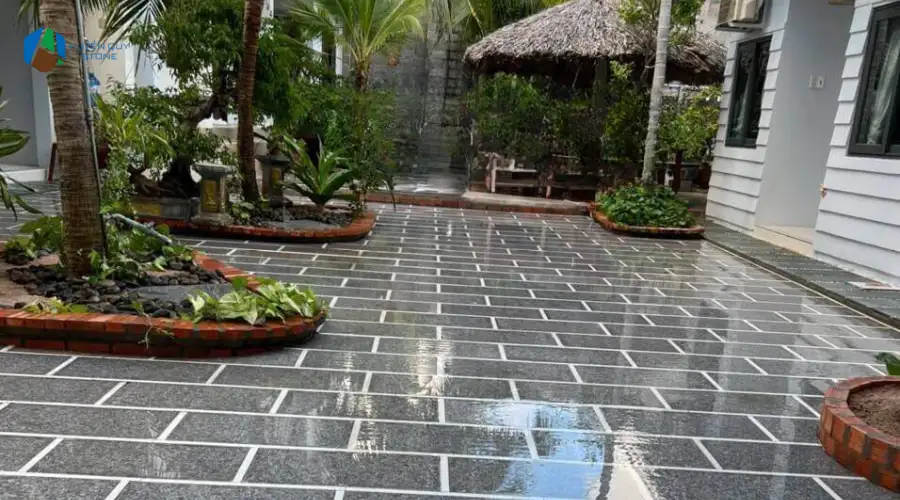 Không gian sân vườn rộng, lát đá kích thước lớn