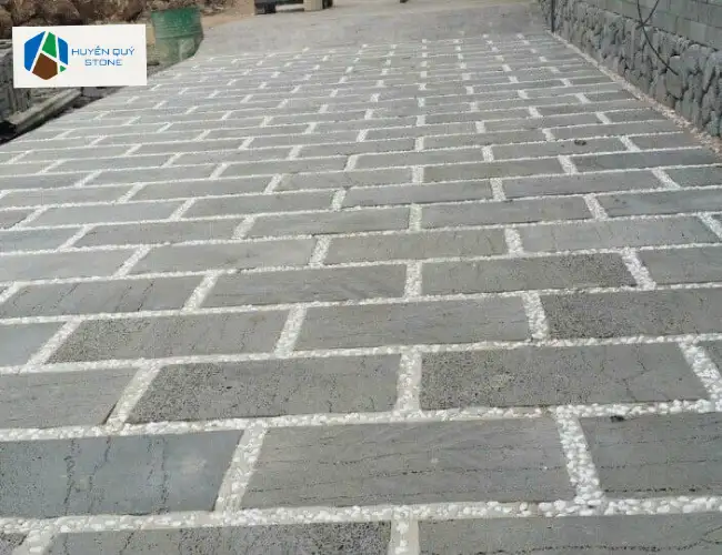 Đá ong xám lát sân chống trơn