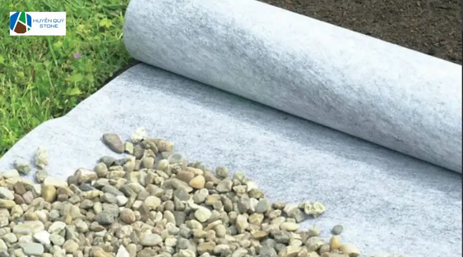 Trải bạt địa lát đá sỏi