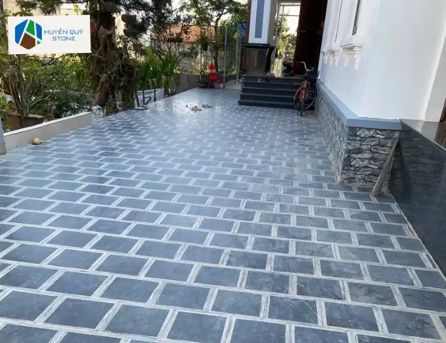 Đá xanh đen lát sân vườn tạo cảm quan sang trọng, hiện đại