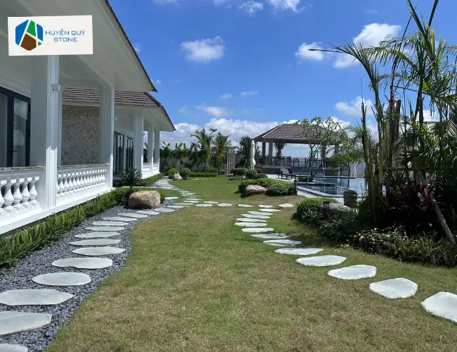 Đá thớt lát xen kẽ cỏ cho lối đi biệt thự