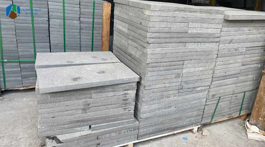Đá lát vỉa hè 30x60 nên chọn độ dày từ 3cm trở lên