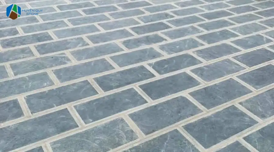 Đá tự nhiên có khả năng giữ màu dưới nắng mưa