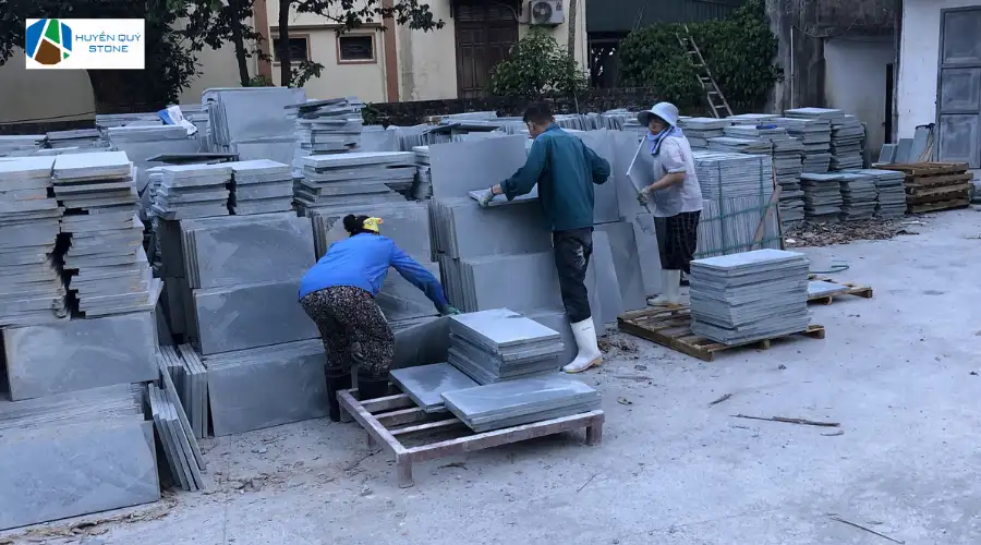 Kiểm tra màu sắc và độ đồng đều của lô đá thanh lý