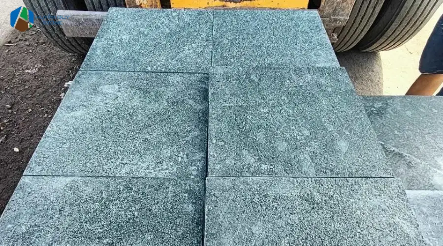 Mẫu đá xanh rêu lát sân vườn