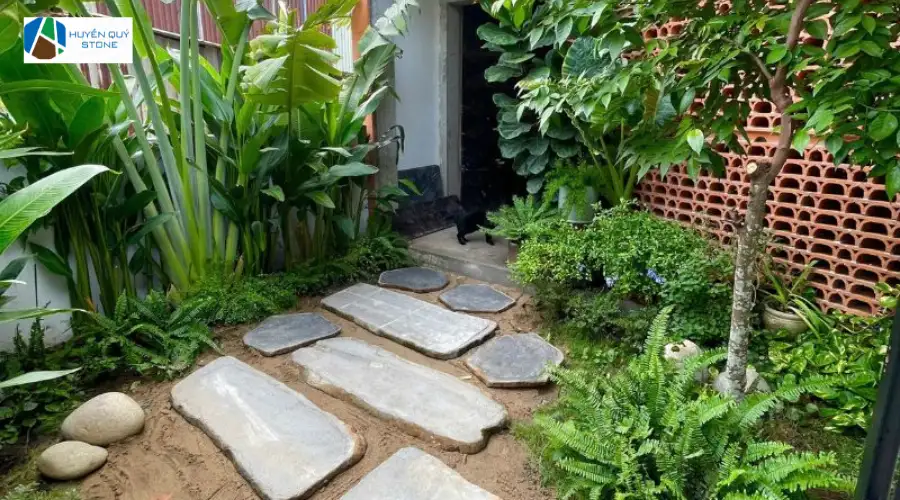 Đá thớt lát bước dặm lối đi xen lẫn cỏ