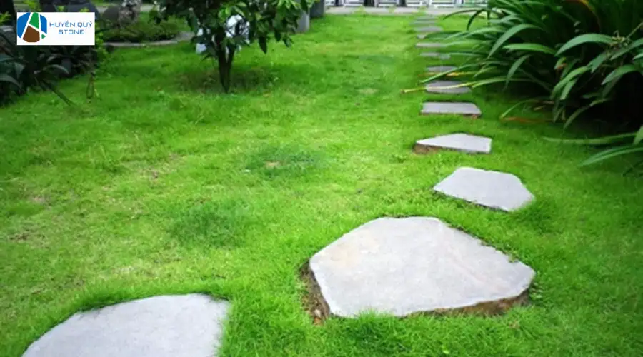 Đá bước dặm lát xen lẫn cỏ