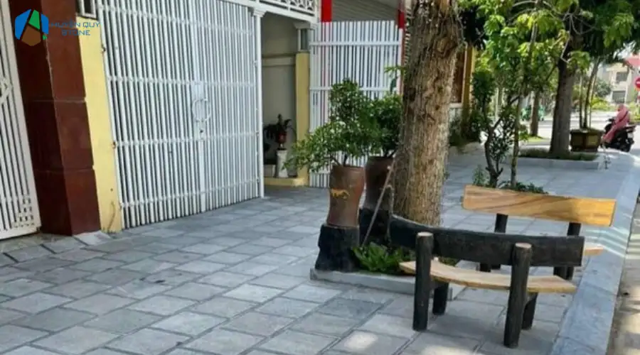 Đá băm bo viền xanh đen lát sân vườn biệt thự